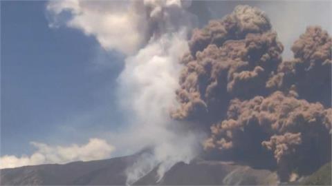 義大利埃特納火山大規模噴發　灰色雲柱高達6.5公里