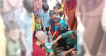 地面不斷湧出「神水」村民搶喝　真相笑破肚：地下水管破裂
