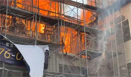 苗栗建築工地頂樓大火　波及隔壁民宅及補習班