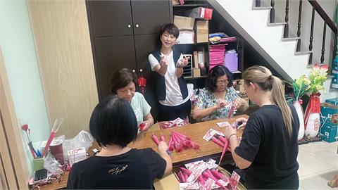 快新聞／地方里長怨收到母親節康乃馨「強迫聯名」　陳亭妃吐心聲：我真的很難過