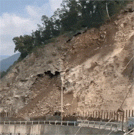 開車記得繞道！南投仁愛鄉「土石崩塌」　驚悚畫面曝光