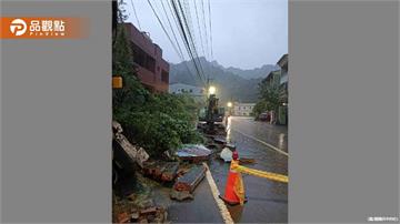 暴雨狂襲！台中路樹倒塌砸車 民宅圍牆崩塌