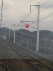 高鐵桃園新竹間「大型氣球纏繞電車線」 部分列車延誤近1小時、旅客擠爆高鐵站