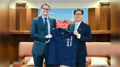 快新聞／迎AIT高雄分處新處長！陳其邁送上「台味背心」　盼深化台美關係