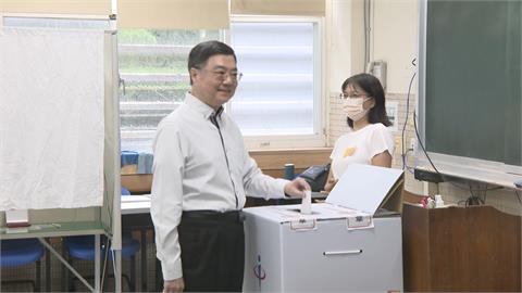 卓揆赴三民國中投票　蔣萬安陪同李彥秀到場投票