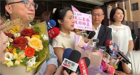 藍白出手急奔北檢送花！賀卡「驚見這幾字」酸爆遭拒收了：捐公益或銷毀