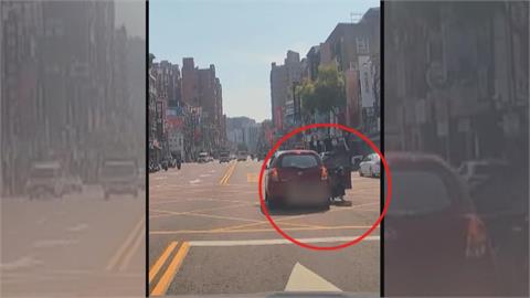 驚險瞬間！情侶爆口角　女子「跳車」整個人從車裡摔出