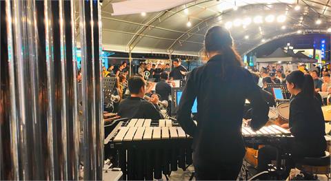 花蓮公益音樂會「驚見五月天」一位難求！不惜搬椅子搶聽…「金鐘導演」也現身