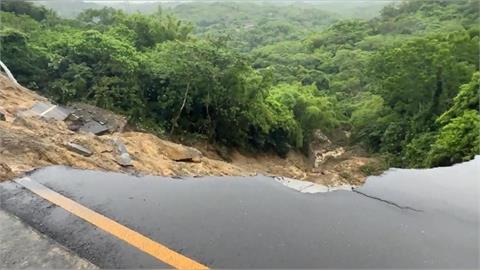 快新聞／台南雨彈狂襲！6小時狂灌200毫米　這路段「大規模崩毀」驚悚畫面曝