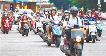 機車乘客頭頂「銀色飯鍋」當安全帽　恐挨罰500元還藏致命風險