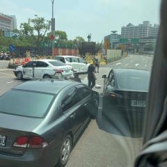 【有片】路口驚魂！白車突竄出「特斯拉閃不掉」龜山3車連環撞