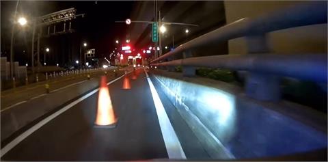 快新聞／新北酒駕路檢「擺三角錐限縮車道」！騎士險撞護欄　警方致歉了