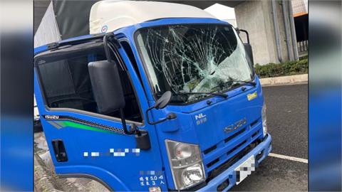 驚險！聯結車等紅燈突向後滑　鋼管直插小貨車擋風玻璃