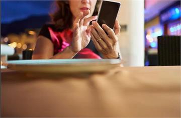 離家多年無音訊突找父親要錢遭拒 女兒狂打1377通電話騷擾家人