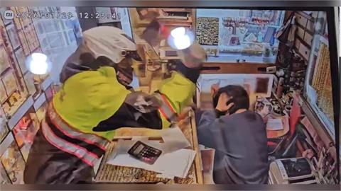快新聞／桃園銀樓驚傳搶案　強盜佯裝警察！榔頭狂敲女店員「打到骨折」