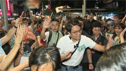 台北颳洋流！沈伯洋夜市掃街人氣旺　巧遇建中同學超嗨