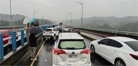 快新聞／彰化東外環道「15車連環撞」畫面曝光　1人受傷送醫
