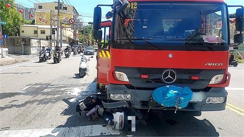消防車出勤鳴笛趕火場　女大生騎車突竄出被撞骨折
