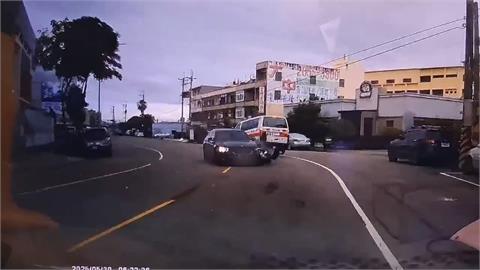 女友送醫！男友急衝醫院探視　途中撞翻同輛救護車