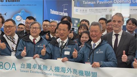 嘉義縣長翁章梁率無人機業者 參加德國無人載具展