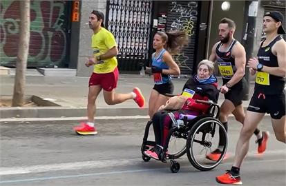 愛的力量! 推母親坐輪椅參加馬拉松 西班牙跑者創最快世界紀錄