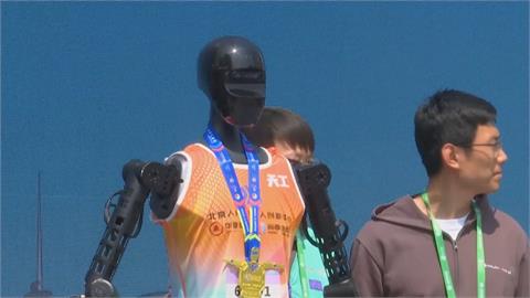 北京首次人形機器人半馬拉松　「參賽者冒煙、斷頭」狀況頻發