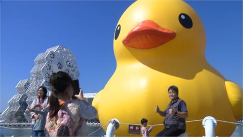 高雄愛河灣搶看黃色小鴨　　週末湧進超過60萬人次