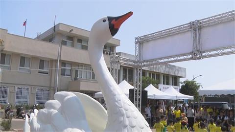 雲林天鵝湖嘉年華連假登場　3米高天鵝裝置藝術搶先曝光