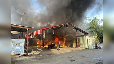 疑廟會活動鞭炮火星引燃泡棉　濃煙直竄幸無人傷亡