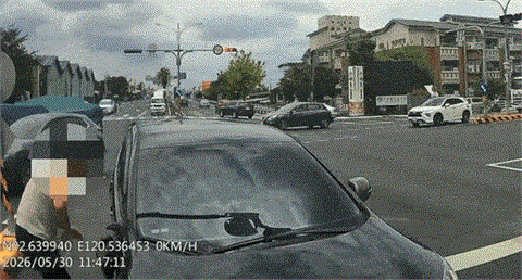 又是毒駕！高雄黑車莫名停路口...逆向猛撞小貨車　毒蟲駕駛下場慘了