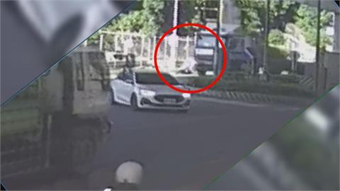 死亡車禍！　雙載機車擦撞拖板車　後座76歲母親遭輾亡