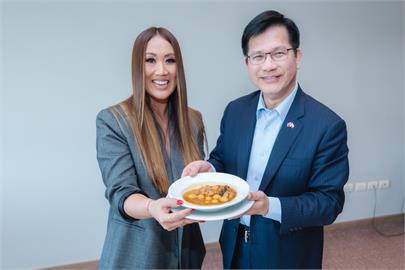 快新聞／與巴拉圭網紅再續前緣　林佳龍、朴智擎大啖在地美食