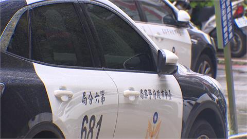 警察沒警覺 執勤追劇遭路人蒐證3分鐘