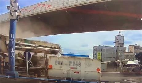 水泥壓送車疑「煞車失靈　」　下匝道翻覆連環撞　釀5人受傷