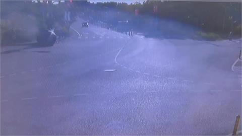 快新聞/還敢酒駕!花蓮路口自撞路燈桿翻覆 駕駛身分竟是國軍上士