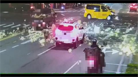 小貨車送菜疑未注意燈號闖紅燈　與兩車發生碰撞菜噴滿地