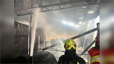 快新聞／屏東市食品廠大火　消防隊出動19車2機器人「救出4員工」