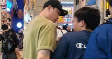 大阪撞人族專挑女性、學生族　南韓YouTuber當場回撞！獲日網友讚爆