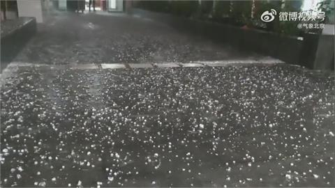 道路變冰河！北京九月罕見下冰雹　「鴿子蛋」大小冰雹來襲、車被砸出坑