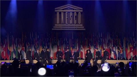 韓人氣男團「SEVENTEEN」現身聯合國　青少年論壇演講秒變演唱會