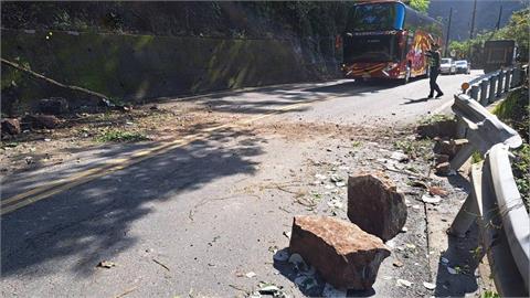 快新聞/鳳凰未至已傳災情!宜蘭大同「落石砸車」4人受驚 碧砂漁港急吊遊艇上陸