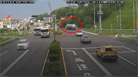 液化石油氣槽車下匝道翻覆！　波及對向休旅車驚悚瞬間曝光