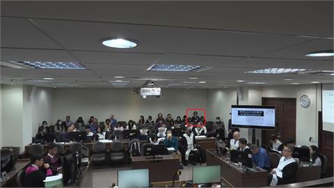 主席累了嗎？全民瘋柯文哲法庭直播　眼尖網友抓包「黃國昌旁聽打瞌睡」