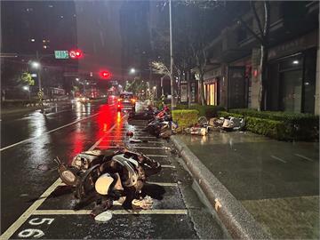 疑毒駕上路！女子撞9輛機車肇逃　企圖吞毒滅證遭警識破