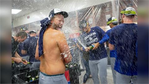 MLB(影)／最後一次了...「書僮」柯蕭嗨洗封王香檳浴！笑喊：褲子都不想穿了