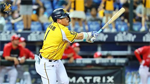 中職(影)／中信兄弟曾頌恩關鍵一擊致勝！賽後MVP頒獎台流下男兒淚網友讚爆