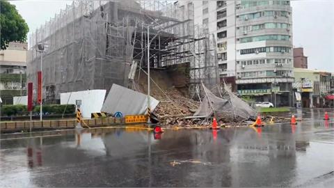 快新聞／暴雨狂炸台南！國定古蹟東門城清晨突坍塌　磚土、鷹架崩落車道