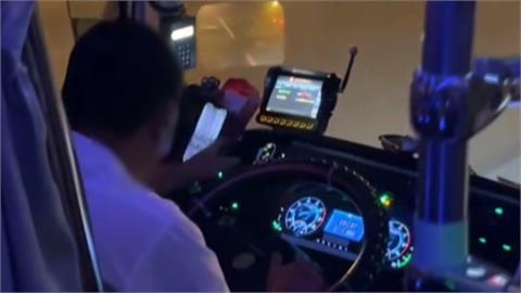 客運駕駛疑邊開車邊看影片　業者調查證實違規：記過處分