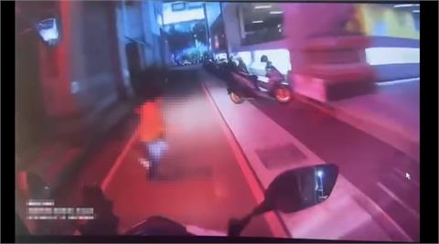 驚險！男童突衝馬路險遭撞　父嗆騎士：撞到妳負得起責任？