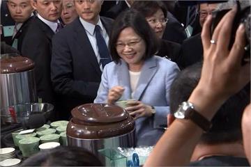 國慶酒會美食外交 蔡總統自豪介紹「台灣珍奶」